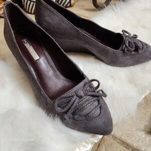BCBGeneration Womens Grey Suede Wedge Pumps Pointed Toe Bow Shoes Size 7M